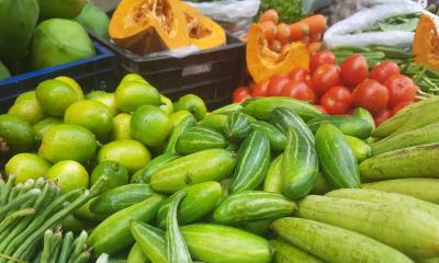 সবজির দাম লাগামহীন: ১০০ টাকার নিচে নেই কিছু