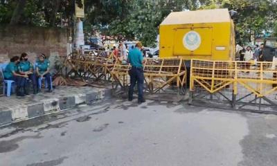 ১৫ আগস্ট: ধানমন্ডি ৩২ নম্বরে পুলিশের নিরাপত্তা জোরদার