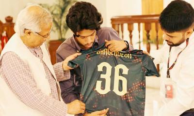 প্রধান উপদেষ্টাকে জার্সি-ব্যাগ উপহার দিলেন মেঘ
