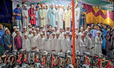 ৪০ দিন জামাতে নামাজ পড়ে পুরস্কার পেল ৩০ শিশু-কিশোর