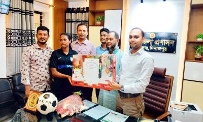 সাফজয়ী ফুটবলার শান্তি মার্ডিকে বীরগঞ্জ উপজেলা প্রশাসনের সংবর্ধনা