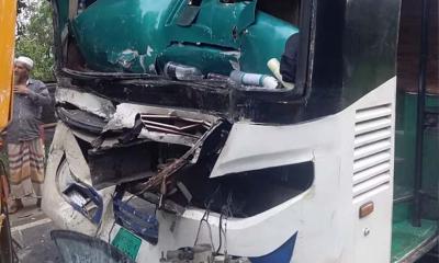 কক্সবাজারের চকরিয়ায় দুটি বাস ও কাভার্ড ভ্যানের সংঘর্ষে তিনজন আহত