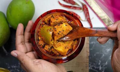 বর্ষাকালে আচার ভালো রাখবেন যেভাবে
