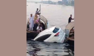 ফেরি থেকে নদীতে পড়ল প্রাইভেটকার