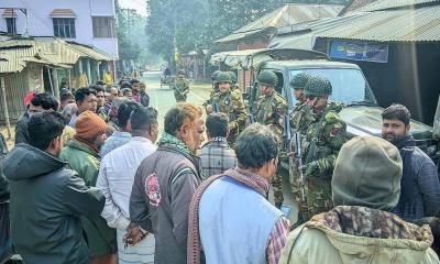 নবাবগঞ্জে সেনাবাহিনীর কুচকাওয়াজ ও টহল