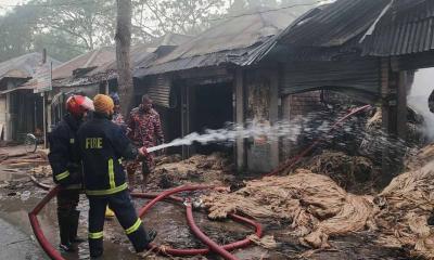 পাটের গুদামে আগুন: ব্যবসায়ীদের ১ কোটি টাকার ক্ষতি