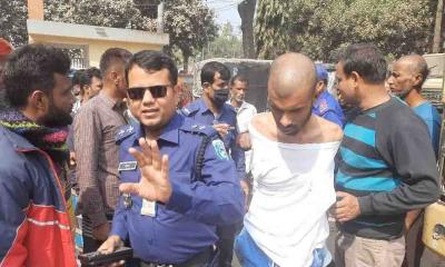 দিনাজপুরে অটো ছিনতাইকালে এক ছিনতাইকারীকে ধরল জনতা