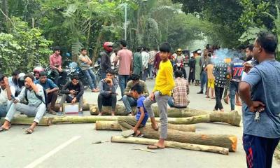 জ্বালানি তেল না পেয়ে রাস্তা অবরোধ মোটরসাইকেল চালকদের