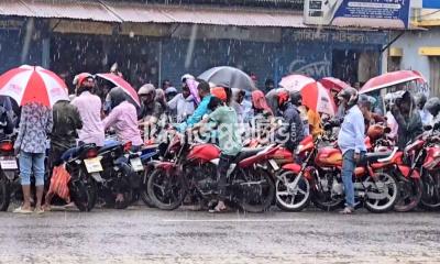 ঠাকুরগাঁওয়ে বৃষ্টি ও ঝড় উপেক্ষা করে পেট্রোল পাম্পে উপচে পড়া ভিড়