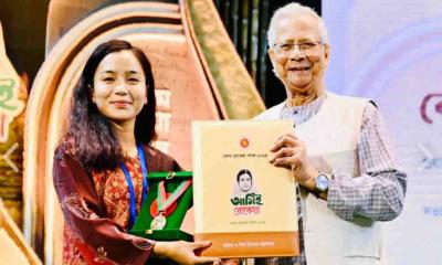 বেগম রোকেয়া পদক পেলেন তারকা ফুটবলার ঋতুপর্ণা চাকমা