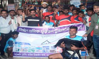 ফুলবাড়ীতে নির্মাণ শ্রামিকদের নিয়ে ফুটবল টুর্ণামেন্ট
