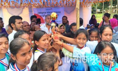নীলফামারীতে মেয়েদের প্রীতি ফুটবল ম্যাচ অনুষ্ঠিত হয়েছে