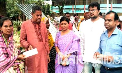 দুর্যোগে ক্ষতিগ্রস্ত পরিবারগুলোর পাশে সরকার: ঢেউটিন ও চেক বিতরণ