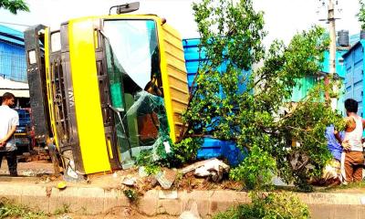 নিয়ন্ত্রণহীন কাভার্ডভ্যানের চাপায় রিকশাচালক নিহত