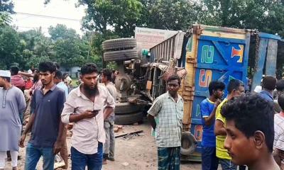 ট্রেনের ধাক্কায় দুমড়েমুচড়ে গেল কয়লাবাহী ট্রাক, চালক নিহত