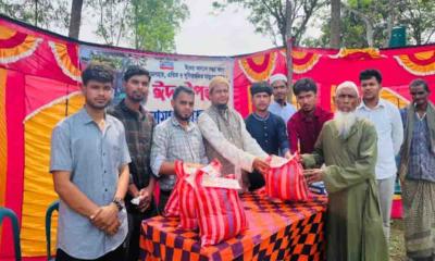 বীরগঞ্জে প্রেরণার উদ্যোগে দুস্থদের মাঝে ঈদ উপহার বিতরণ