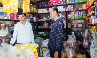 বোচাগঞ্জে ১ টাকা লাভে পণ্য বিক্রি করছেন সুমন স্যার