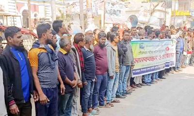 ইজিবাইকের লাইসেন্স ও পৌরসভার সিদ্ধান্ত প্রত্যাহারের দাবিতে বিক্ষোভ