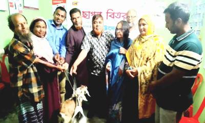 বিরলে প্রতিবন্ধীদের মাঝে ছাগল বিতরণ করল সোসাইটি ফর উদ্যোগ