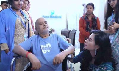 বৃদ্ধাশ্রমে কেক কেটে জন্মদিন উদযাপন করলেন বুবলী