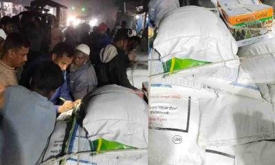 আমতলী বাজারে অবৈধ সারবাহী ৭ ভ্যান আটক করল জনতা
