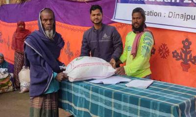 চিরিরবন্দরে লাইফ প্লাসের ইফতার সামগ্রী বিতরণ