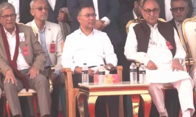 মঞ্চের বিশেষ চেয়ার সরিয়ে সাধারণ চেয়ারে বসেন তারেক রহমান