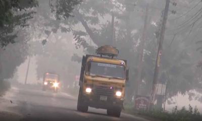 পঞ্চগড়ে বৃষ্টির মতো কুয়াশায় দিনেও হেডলাইট জ্বালিয়ে চলছে গাড়ি