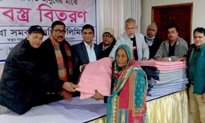 দিনাজপুরে প্রবীণ ও প্রতিবন্ধীদের মাঝে শীতবস্ত্র বিতরণ