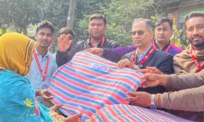 নবাবগঞ্জে দাউদপুর ব্লাড ডোনেশন সোসাইটির উদ্যোগে কম্বল বিতরণ