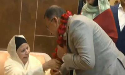 জামাইকে ফুলের মালা দিয়ে বরণ করলেন শাশুড়ি