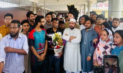 ওমরাহ পালন শেষে ঢাকায় ফিরলেন নাহিদ ইসলাম