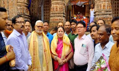 এমপি মনজুরুল ইসলামের সাথে কান্তজিউ মন্দির পরিদর্শনে অপর্ণা রায় দাস
