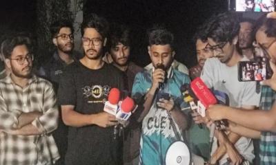 চুয়েট উপাচার্য অবরুদ্ধ পদত্যাগ ছাড়া ভবনের তালা খুলবেন না শিক্ষার্থীরা