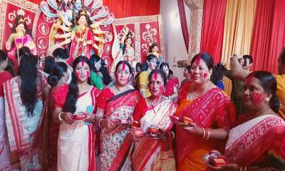 সিঁদুর খেলায় মেতে উঠলেন দিনাজপুরের নারীরা প্রতিমা বিসর্জনে শেষ উৎসব