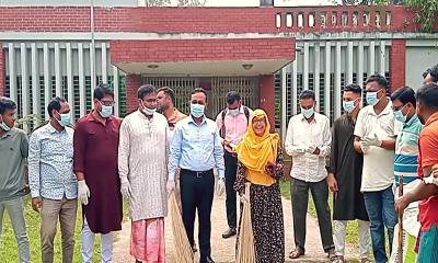 নবাবগঞ্জে ডেঙ্গু প্রতিরোধে নিজ হাতে ঝাড়ু দিলেন এসিল্যান্ড