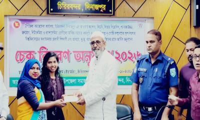 চিরিরবন্দরে জটিল রোগীদের মাঝে অনুদানের চেক বিতরণ করলেন: হুইপ