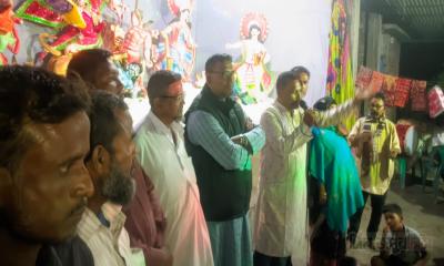 পূজামণ্ডপ পরিদর্শন করেন বীরগঞ্জের নিজপাড়া ইউপি চেয়ারম্যান আনিস