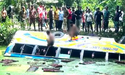 বরিশাল মহাসড়কে বাস পুকুরে পড়ে নিহত ১