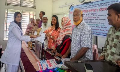 বীরগঞ্জে দুর্নীতিবিরোধী বিতর্ক প্রতিযোগিতার পুরস্কার বিতরণ