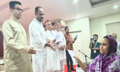 নগরী পরিচ্ছন্ন রাখার কারিগরদের পূজার বোনাস দিলেন প্রতিমন্ত্রী টুকু