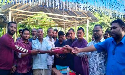 দুর্গামন্দির পরিদর্শন করলেন পঞ্চগড়ের বিএনপি নেতারা, ৯৬ মণ্ডপে অনুদান