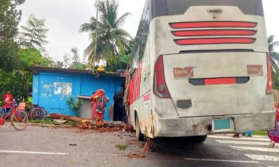 পথচারীকে চাপা দিয়ে এতিমখানায় ঢুকে পড়ল বাস