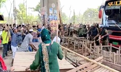 আশুলিয়ায় ফুটপাত নিয়ে আনসার ও হকারদের ধাওয়া-পাল্টা ধাওয়া