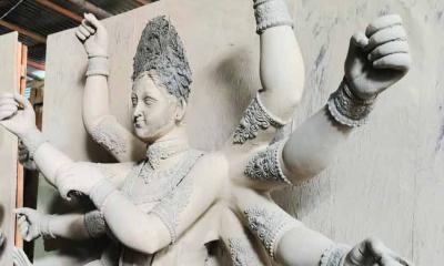 শেরপুরে ১৭১ মণ্ডপে প্রতিমা তৈরিতে কারিগরদের ব্যস্ততা