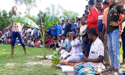 হিলিতে পাতা খেলা দেখতে মানুষের ঢল