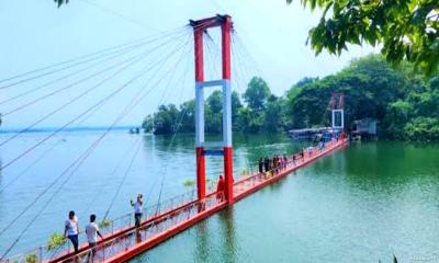 রাঙামাটিতে কাপ্তাই হ্রদের পানিতে ডুবল ঝুলন্ত সেতু