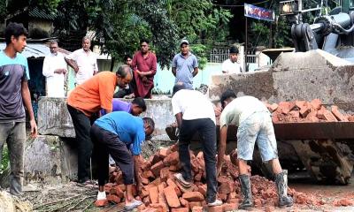 পঞ্চগড়ে ড্রেন নির্মাণে নিম্নমানের ইট: সাংবাদিক দেখে সরাল ঠিকাদার