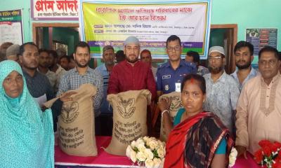 বিরলে এক হাজার পরিবারকে ত্রাণ সহায়তা দিলেন সংসদ সদস্য সাদিক রিয়াজ