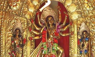 অষ্টধাতুর দুর্গাপ্রতিমা দেখতে ধামরাইয়ের বণিকবাড়িতে ভক্তদের ভিড়